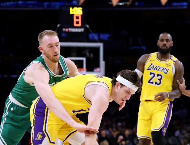 博鱼电竞-大破绿军！湖人三叉戟渐入佳境，双塔战术显威