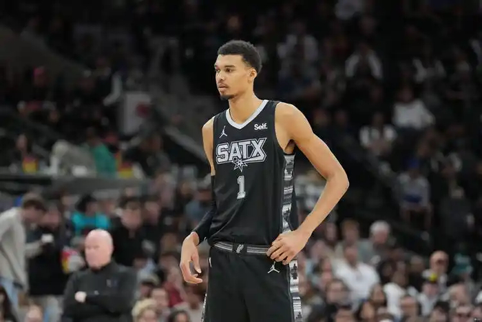 官宣罚单,冲入马刺主场和文班合影,男球迷受到什么处罚?|NBA|骑士|詹姆斯|文班亚马|圣安东尼奥马刺队_新浪体育_新浪新闻